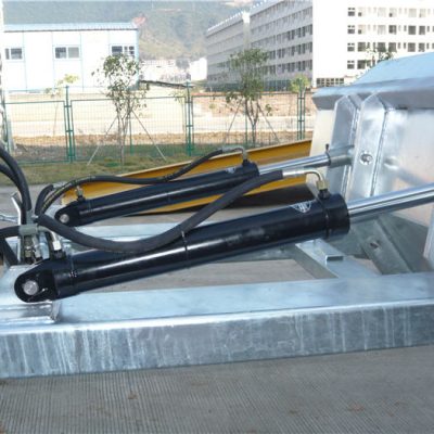 易于使用的积极锁定机制。安全链将料斗固定在搬运车辆上。焊缝可防止泄漏。超深的叉子开口。 2“形成顶部唇部。高可见蓝色珐琅饰面